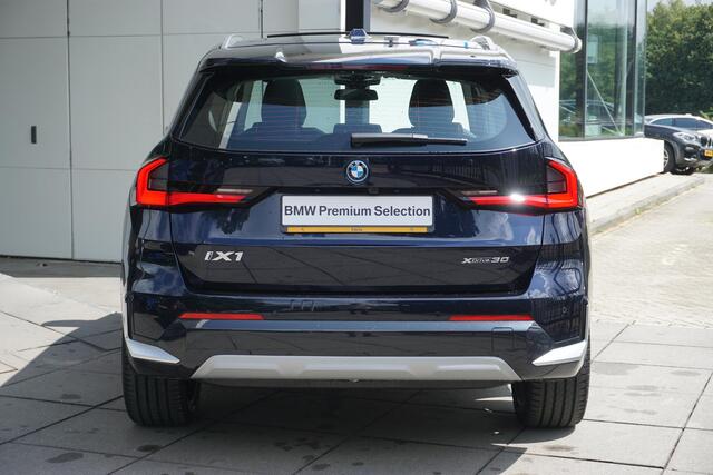 BMW iX1 xDrive30 xLine | Innovation Pack | 20 inch BMW Individual Light alloy wheels multi-spoke | Glazen panoramadak