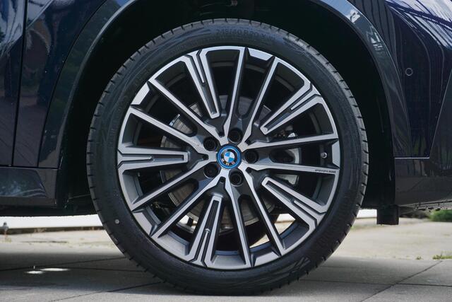 BMW iX1 xDrive30 xLine | Innovation Pack | 20 inch BMW Individual Light alloy wheels multi-spoke | Glazen panoramadak