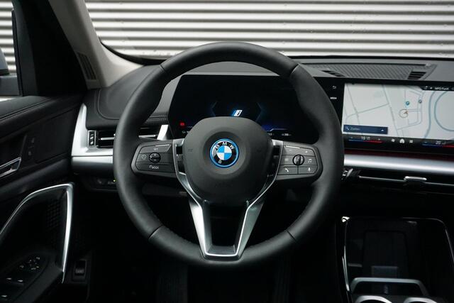 BMW iX1 xDrive30 xLine | Innovation Pack | 20 inch BMW Individual Light alloy wheels multi-spoke | Glazen panoramadak