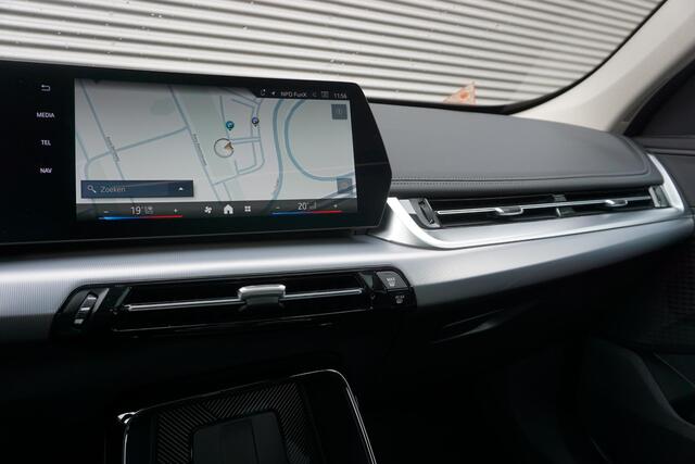 BMW iX1 xDrive30 xLine | Innovation Pack | 20 inch BMW Individual Light alloy wheels multi-spoke | Glazen panoramadak