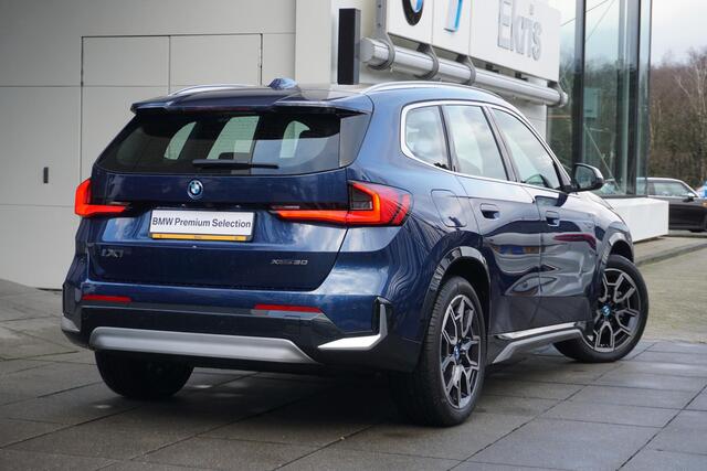 BMW iX1 xDrive30 X Line Premium Pack / Driving Assistant Plus / 19" LMV / Stuurwielverwarming | Showroom Sale