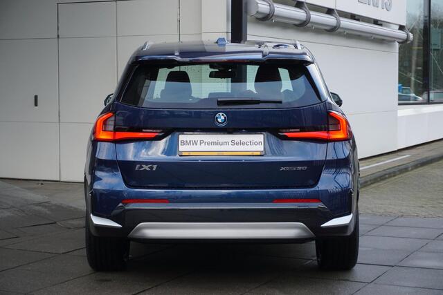 BMW iX1 xDrive30 X Line Premium Pack / Driving Assistant Plus / 19" LMV / Stuurwielverwarming | Showroom Sale