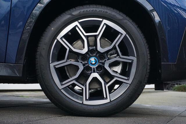 BMW iX1 xDrive30 X Line Premium Pack / Driving Assistant Plus / 19" LMV / Stuurwielverwarming | Showroom Sale