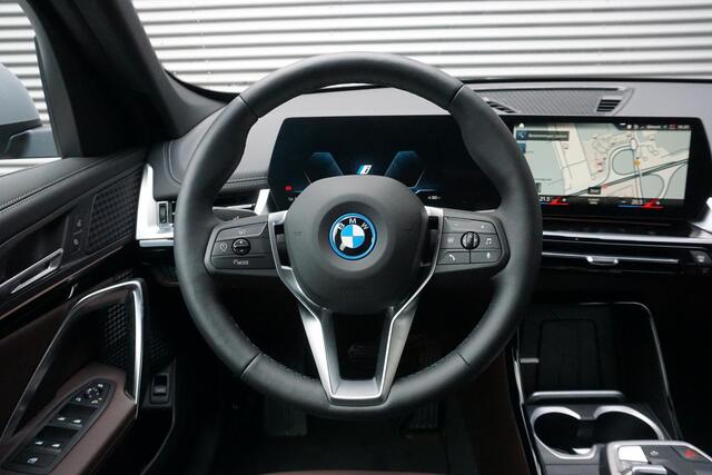 BMW iX1 xDrive30 X Line Premium Pack / Driving Assistant Plus / 19" LMV / Stuurwielverwarming | Showroom Sale