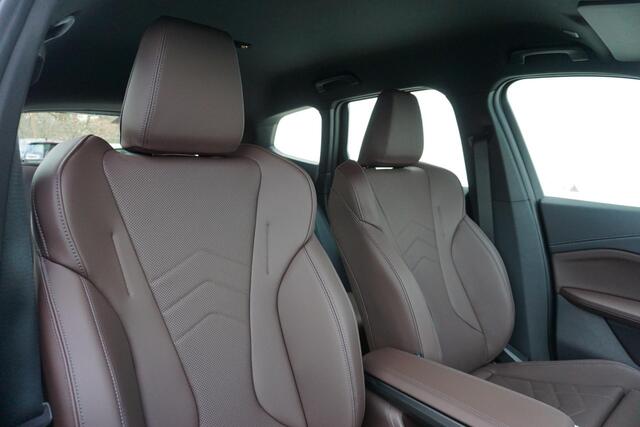 BMW iX1 xDrive30 X Line Premium Pack / Driving Assistant Plus / 19" LMV / Stuurwielverwarming | Showroom Sale