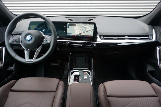 BMW iX1 xDrive30 X Line Premium Pack / Driving Assistant Plus / 19" LMV / Stuurwielverwarming | Showroom Sale