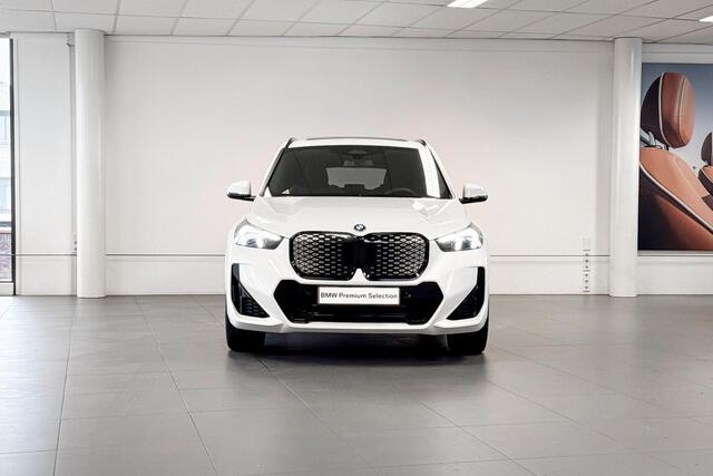 BMW iX1 eDrive20 67 kWh | M Sport | Glazen Panoramadak | Stoelverwarming | Comfort Access |