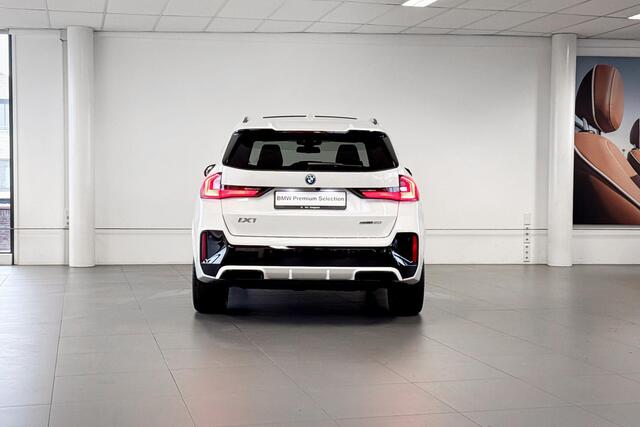 BMW iX1 eDrive20 67 kWh | M Sport | Glazen Panoramadak | Stoelverwarming | Comfort Access |