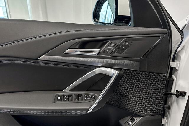 BMW iX1 eDrive20 67 kWh | M Sport | Glazen Panoramadak | Stoelverwarming | Comfort Access |