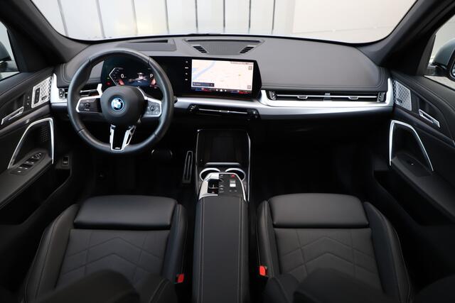 BMW iX1 xDrive30 Launch Edition | 313PK | Pano | Massage | Head-up | Keyles-go | Harman/kardon | Memory | Sfeerverlichting | Stoelverw. | 2024.