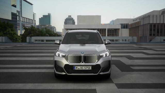 BMW iX1 eDrive20 M Sport / Trekhaak / Sportstoelen / Adaptieve LED / M Adaptief onderstel / Comfort Access / Parking Assistant / Stoelverwarming