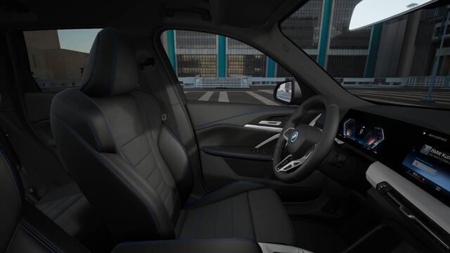 BMW iX1 eDrive20 M Sport / Trekhaak / Sportstoelen / Adaptieve LED / M Adaptief onderstel / Comfort Access / Parking Assistant / Stoelverwarming