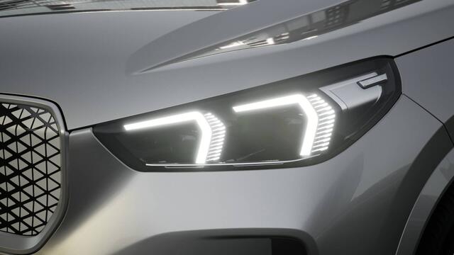 BMW iX1 eDrive20 M Sport / Trekhaak / Sportstoelen / Adaptieve LED / M Adaptief onderstel / Comfort Access / Parking Assistant / Stoelverwarming