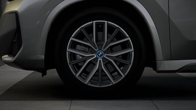 BMW iX1 eDrive20 M Sport / Trekhaak / Sportstoelen / Adaptieve LED / M Adaptief onderstel / Comfort Access / Parking Assistant / Stoelverwarming