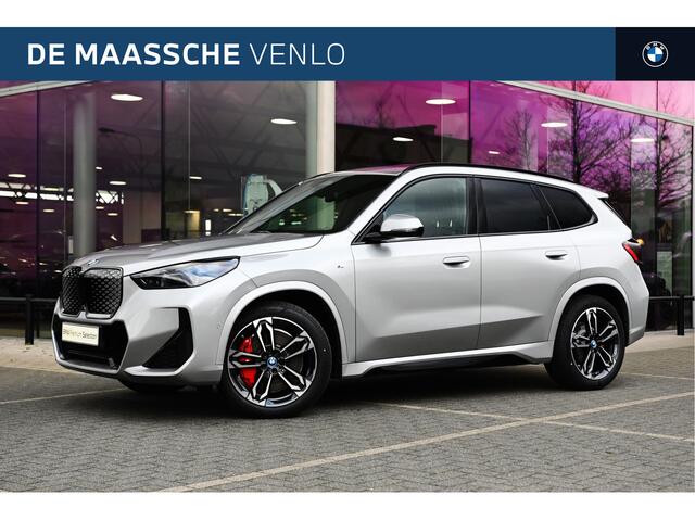 BMW iX1 eDrive20 High Executive M Sport / Panoramadak / Trekhaak / Sportstoelen / Adaptieve LED / M Adaptief onderstel / Parking Assistant Plus / Head-Up