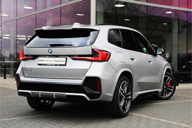 BMW iX1 eDrive20 High Executive M Sport / Panoramadak / Trekhaak / Sportstoelen / Adaptieve LED / M Adaptief onderstel / Parking Assistant Plus / Head-Up