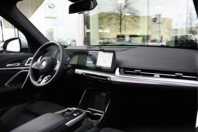 BMW iX1 eDrive20 High Executive M Sport / Panoramadak / Trekhaak / Sportstoelen / Adaptieve LED / M Adaptief onderstel / Parking Assistant Plus / Head-Up