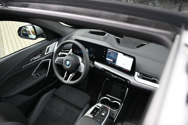 BMW iX1 eDrive20 High Executive M Sport / Panoramadak / Trekhaak / Sportstoelen / Adaptieve LED / M Adaptief onderstel / Parking Assistant Plus / Head-Up