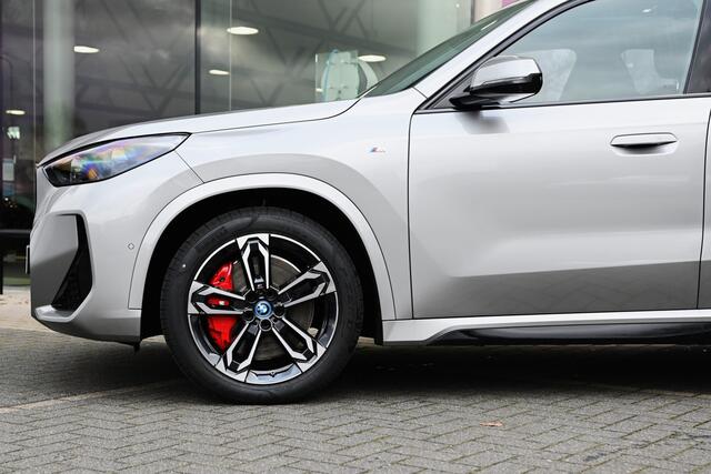 BMW iX1 eDrive20 High Executive M Sport / Panoramadak / Trekhaak / Sportstoelen / Adaptieve LED / M Adaptief onderstel / Parking Assistant Plus / Head-Up