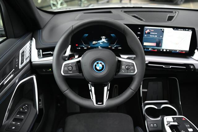 BMW iX1 eDrive20 High Executive M Sport / Panoramadak / Trekhaak / Sportstoelen / Adaptieve LED / M Adaptief onderstel / Parking Assistant Plus / Head-Up