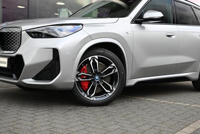 BMW iX1 eDrive20 High Executive M Sport / Panoramadak / Trekhaak / Sportstoelen / Adaptieve LED / M Adaptief onderstel / Parking Assistant Plus / Head-Up