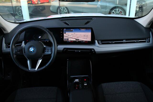 BMW iX1 xDrive30 67 kWh / Adaptief M Onderstel / Parking Assistant / Widescreen Display