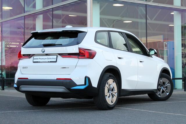 BMW iX1 xDrive30 67 kWh / Adaptief M Onderstel / Parking Assistant / Widescreen Display