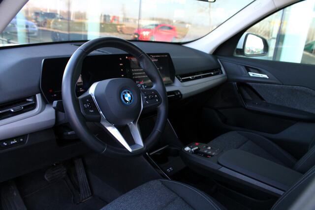 BMW iX1 xDrive30 67 kWh / Adaptief M Onderstel / Parking Assistant / Widescreen Display