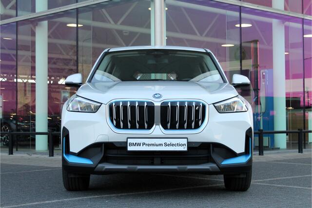 BMW iX1 xDrive30 67 kWh / Adaptief M Onderstel / Parking Assistant / Widescreen Display