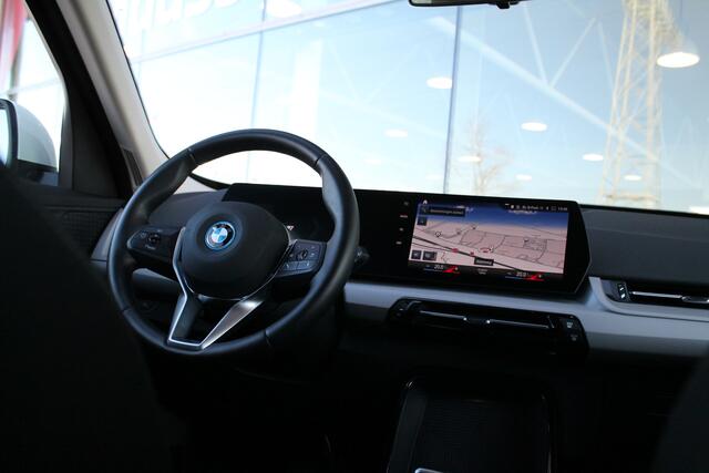 BMW iX1 xDrive30 67 kWh / Adaptief M Onderstel / Parking Assistant / Widescreen Display