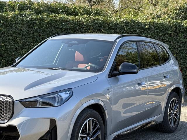 BMW iX1 eDrive20 | M-Sport | Stuur + Stoelverw. | Getint Glas | 18'' | Head-Up | Getint Glas