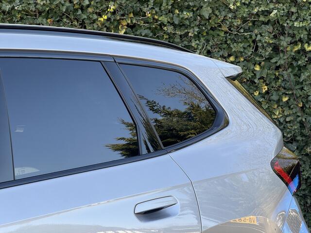 BMW iX1 eDrive20 | M-Sport | Stuur + Stoelverw. | Getint Glas | 18'' | Head-Up | Getint Glas