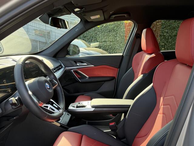 BMW iX1 eDrive20 | M-Sport | Stuur + Stoelverw. | Getint Glas | 18'' | Head-Up | Getint Glas