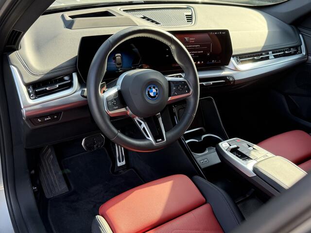 BMW iX1 eDrive20 | M-Sport | Stuur + Stoelverw. | Getint Glas | 18'' | Head-Up | Getint Glas