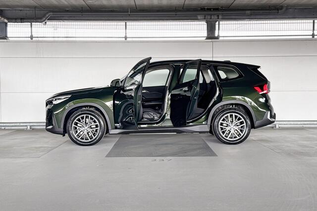 BMW iX1 eDrive20 Essential Edition 67 kWh | Interieurcamera