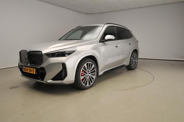 BMW iX1 eDrive20 M-Sportpakket / Driving assistant pro / Comfortpack / Travelpack / Alu wielen 20 inch