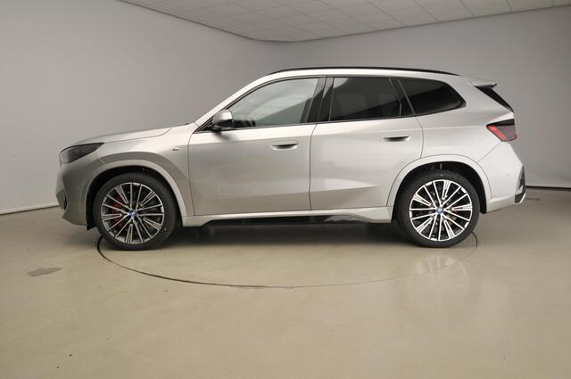 BMW iX1 eDrive20 M-Sportpakket / Driving assistant pro / Comfortpack / Travelpack / Alu wielen 20 inch