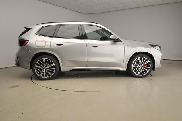 BMW iX1 eDrive20 M-Sportpakket / Driving assistant pro / Comfortpack / Travelpack / Alu wielen 20 inch