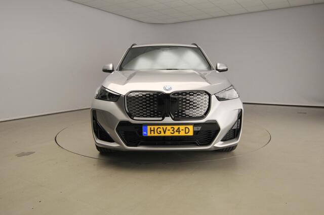 BMW iX1 eDrive20 M-Sportpakket / Driving assistant pro / Comfortpack / Travelpack / Alu wielen 20 inch