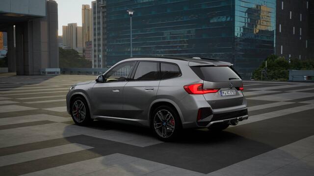 BMW iX1 eDrive20 M Sport / Trekhaak / Sportstoelen / Adaptieve LED / M Adaptief onderstel / Comfort Access / Parking Assistant