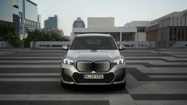 BMW iX1 eDrive20 M Sport / Trekhaak / Sportstoelen / Adaptieve LED / M Adaptief onderstel / Comfort Access / Parking Assistant