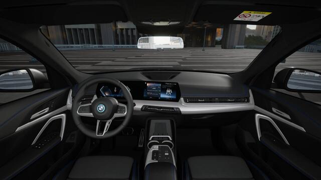 BMW iX1 eDrive20 M Sport / Trekhaak / Sportstoelen / Adaptieve LED / M Adaptief onderstel / Comfort Access / Parking Assistant
