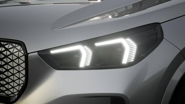 BMW iX1 eDrive20 M Sport / Trekhaak / Sportstoelen / Adaptieve LED / M Adaptief onderstel / Comfort Access / Parking Assistant