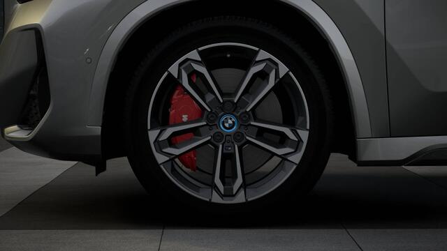 BMW iX1 eDrive20 M Sport / Trekhaak / Sportstoelen / Adaptieve LED / M Adaptief onderstel / Comfort Access / Parking Assistant