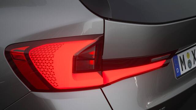 BMW iX1 eDrive20 M Sport / Trekhaak / Sportstoelen / Adaptieve LED / M Adaptief onderstel / Comfort Access / Parking Assistant