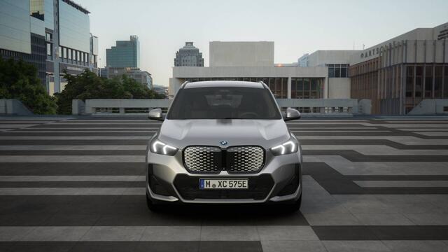 BMW iX1 eDrive20 M Sport / Trekhaak / Sportstoelen / Adaptieve LED / M Adaptief onderstel / Comfort Access / Parking Assistant / Stoelverwarming