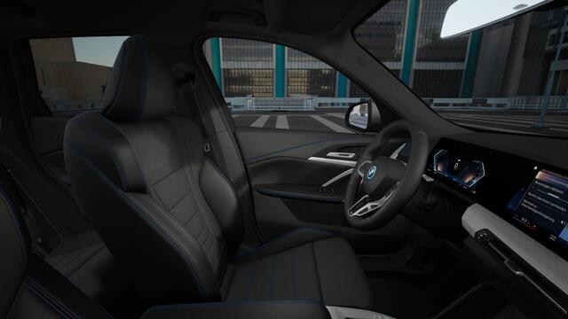 BMW iX1 eDrive20 M Sport / Trekhaak / Sportstoelen / Adaptieve LED / M Adaptief onderstel / Comfort Access / Parking Assistant / Stoelverwarming