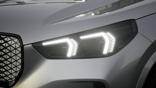 BMW iX1 eDrive20 M Sport / Trekhaak / Sportstoelen / Adaptieve LED / M Adaptief onderstel / Comfort Access / Parking Assistant / Stoelverwarming