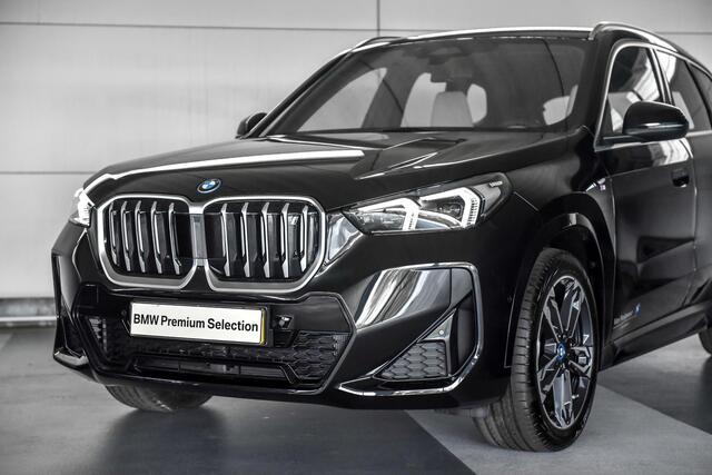 BMW iX1 xDrive30 67 kWh | Stuurwielrand verwarmd | Sportstoelen voor