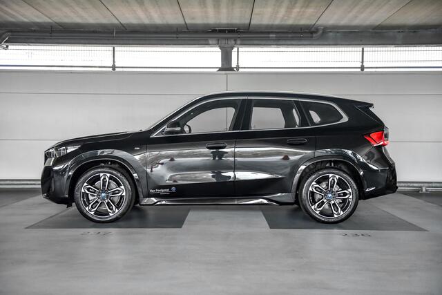 BMW iX1 xDrive30 67 kWh | Stuurwielrand verwarmd | Sportstoelen voor